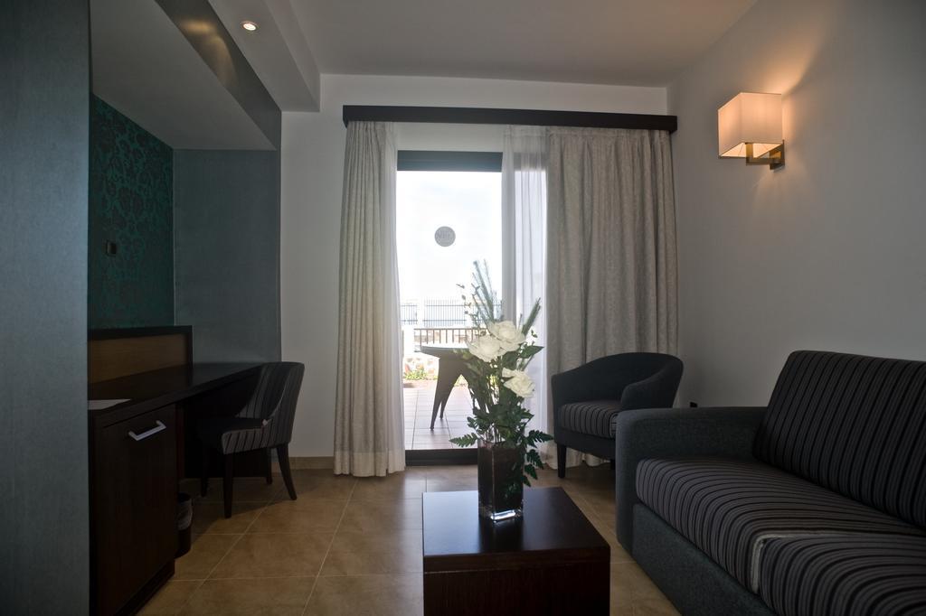 Hotel Occidental Roca Negra 4*